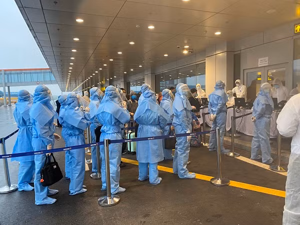 Hành khách, tổ bay sau khi hạ cánh sẽ được kiểm tra sức khỏe và cách ly theo quy định.