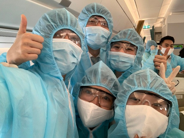 Không thể thiếu khẩu trang và kính mắt.