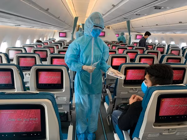 Phi hành đoàn sẽ làm việc trên chuyến bay hơn 10 tiếng đồng hồ trong trang phục này.