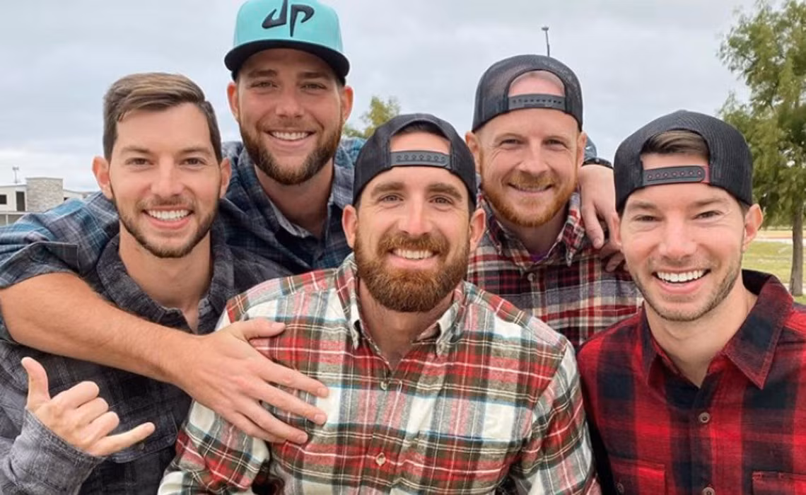 Dude Perfect là một nhóm giải trí thể thao với 5 thành viên gồm Coby Cotton, Cory Cotton, Garret Hilbert, Cody Jones và Tyler Toney. Kênh này cũng nằm trong top 10 Youtuber thu nhập cao nhất thế giới năm 2020. Theo ước tính của Forbes, kênh YouTube của 5 chàng trai này có khoảng 57,5 triệu người đăng ký, giúp các thành viên của nhóm thu được 23 triệu USD và 2,77 tỷ lượt xem.