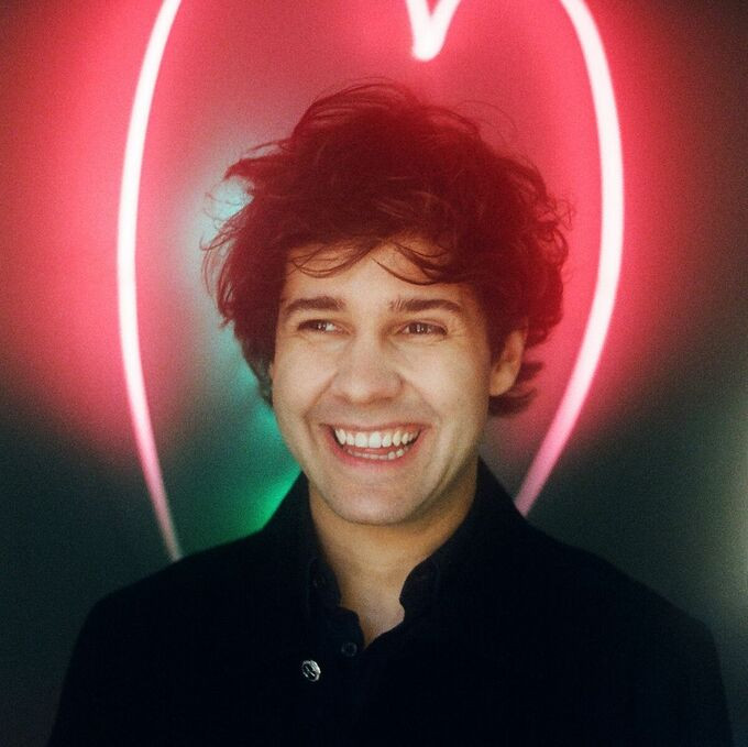 David Dobrik là gương mặt nổi tiếng trên mạng truyền thông xã hội. Anh được chú ý từ ứng dụng chia sẻ video Vine, sau đó chuyển sang YouTube. Tính đến thời điểm đưa ra báo cáo, kênh của anh có 18 triệu người đăng ký, giúp anh thu về khoảng 15,5 triệu USD và 2,7 tỷ lượt xem.