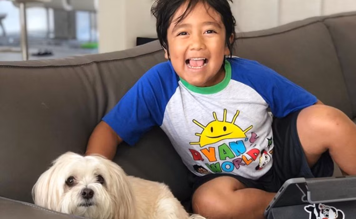 Ngoài các video "đập hộp" đánh giá đồ chơi, kênh YouTube của Kaji còn có các nội dụng về thí nghiệm khoa học tự làm, giờ kể chuyện của gia đình.