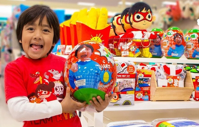 Theo danh sách do Tạp chí Forbes của Mỹ công bố ngày 18/12, cậu bé Ryan Kaji, 9 tuổi đã kiếm được khoảng 29,5 triệu USD và 12,2 tỷ lượt xem từ tháng 6/2019 - 6/2020 qua kênh YouTube cá nhân và trở thành chủ tài khoản YouTube có thu nhập cao nhất trên nền tảng này.