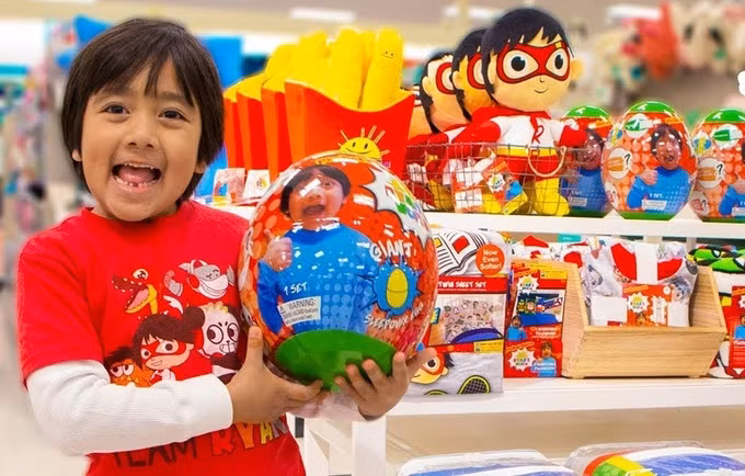 Theo danh sách do Tạp chí Forbes của Mỹ công bố ngày 18/12, cậu bé Ryan Kaji, 9 tuổi đã kiếm được khoảng 29,5 triệu USD và 12,2 tỷ lượt xem từ tháng 6/2019 - 6/2020 qua kênh YouTube cá nhân và trở thành chủ tài khoản YouTube có thu nhập cao nhất trên nền tảng này.