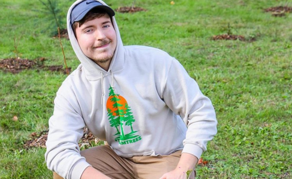 Đứng vị trí số 2 là MrBeast - một YouTuber người Mỹ với kênh phát triển nhanh nhất trong lịch sử YouTube. Các video của anh là sự pha trộn giữa các pha làm trò nguy hiểm, tốn kém và hài hước.