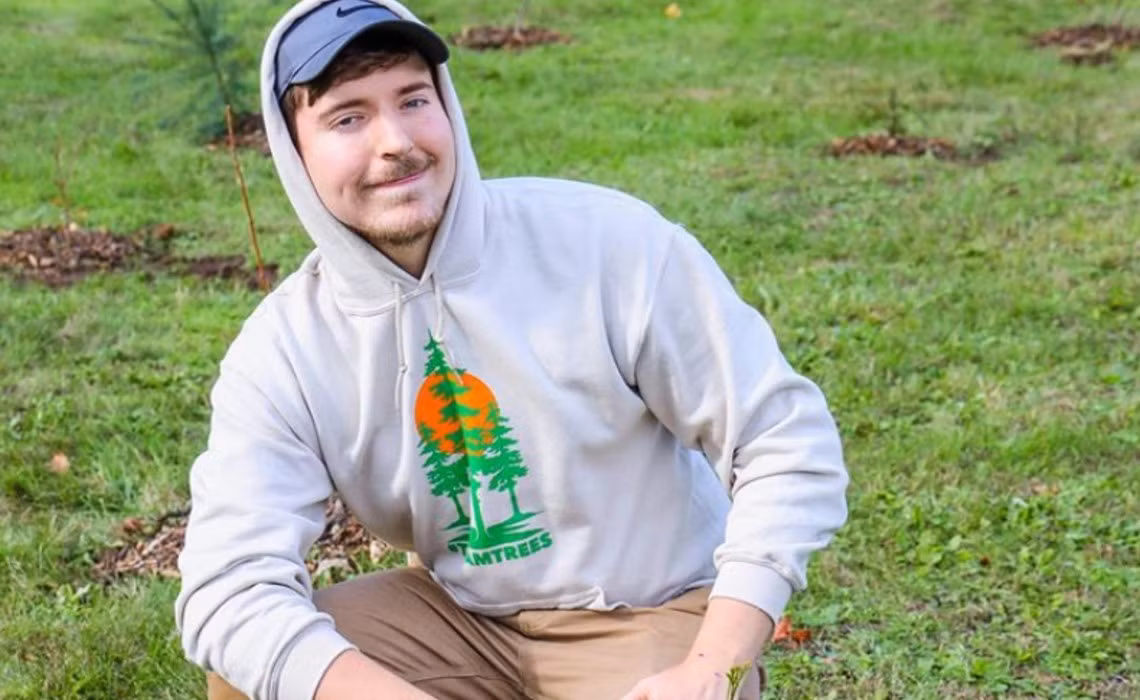 Đứng vị trí số 2 là MrBeast - một YouTuber người Mỹ với kênh phát triển nhanh nhất trong lịch sử YouTube. Các video của anh là sự pha trộn giữa các pha làm trò nguy hiểm, tốn kém và hài hước.