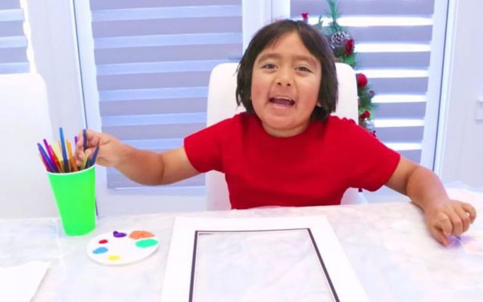 Youtuber này đã từng sở hữu video với hơn 2 tỷ lượt xem, trở thành một trong 60 video được xem nhiều nhất từ trước đến nay trên YouTube.