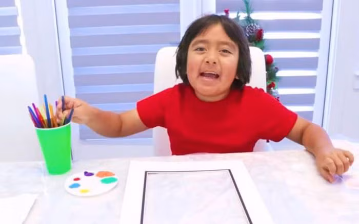 Youtuber này đã từng sở hữu video với hơn 2 tỷ lượt xem, trở thành một trong 60 video được xem nhiều nhất từ trước đến nay trên YouTube.