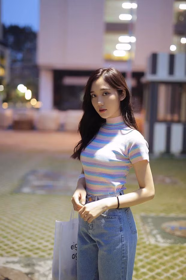 Mina Young tên thật là Nguyễn Nga, sinh năm 1998, là sinh viên khoa Thanh nhạc của ĐH Văn hóa Nghệ thuật Quân đội.