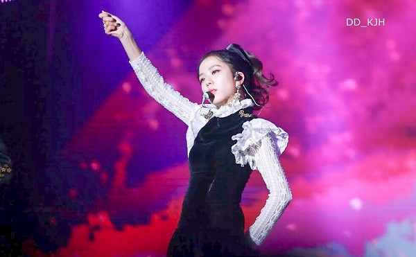 Cặp tai nghe sang chảnh này khi ra mắt có giá bán khoảng 1.350 USD, chưa kể đến các chi phí tuỳ chỉnh theo yêu cầu của người mua.