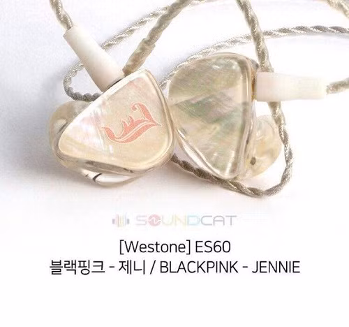 Trong khi đó Jennie lại chọn cho mình chiếc tai nghe ES60 đến từ thương hiệu Westone với giá thành cũng cao không kém, ở mức 1.300 USD. Sở dĩ sở hữu mức giá ''trên trời'' bởi tai nghe này được thực hiện hoàn toàn thủ công, tích hợp công nghệ độc quyền Dual Bone.