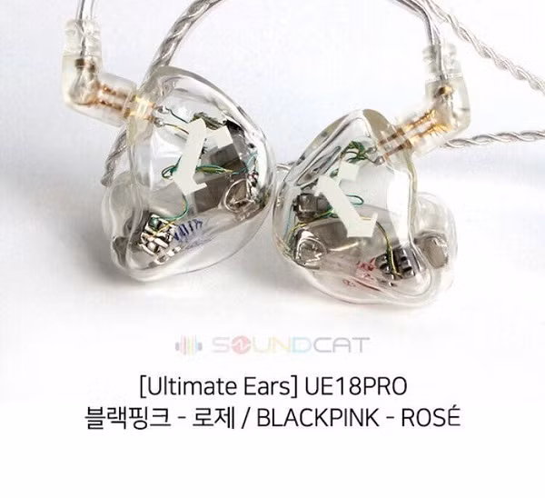 Tai nghe của Rose cũng cùng chung thương hiệu với ''chị cả'' Jisoo, tuy nhiên cô nàng lựa chọn phiên bản trong suốt.