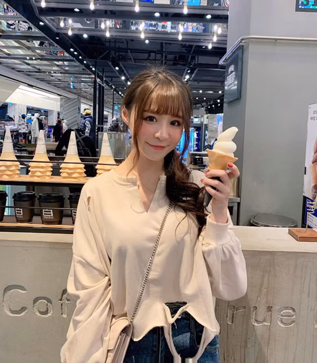 Thời gian gần đây, Yuan Yuan còn bắt đầu lấn sân sang lĩnh vực diễn xuất khi tham gia một vài drama và phim điện ảnh.