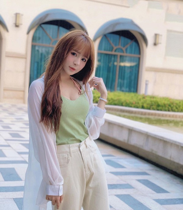 Năm 2018, Yuan Yuan ra mắt sách ảnh đầu tay. Trong 2 năm sau đó, hot girl tiếp tục xuất bản 2 cuốn sách ảnh được thực hiện tại Tokyo (Nhật Bản). Cả 3 sách ảnh của Yuan Yuan đều cháy hàng chỉ sau vài ngày mở bán và đã được tái bản nhiều lần.