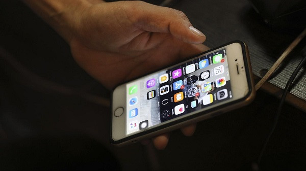 Soc: Virus Covid-19 co the song 96 tieng tren be mat smartphone