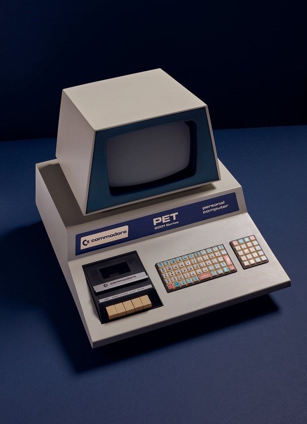 Đến năm 1977 có vẻ như máy tính thời ''ông bà anh'' đã có sự thay đổi đáng kể. Chiếc Commodore PET 2001 đã có màn hình và bàn phím riêng.