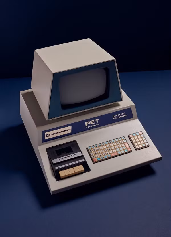 Đến năm 1977 có vẻ như máy tính thời ''ông bà anh'' đã có sự thay đổi đáng kể. Chiếc Commodore PET 2001 đã có màn hình và bàn phím riêng.