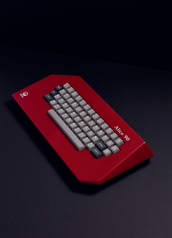 Bàn phím Matra Alice 90 (1985) gây ấn tượng với màu sắc đỏ nổi bật.