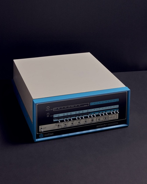 Năm 1975, máy tính gia đình cổ MITS Altair 8800B ra đời, trông giống như một chiếc lioa thay vì máy tính.