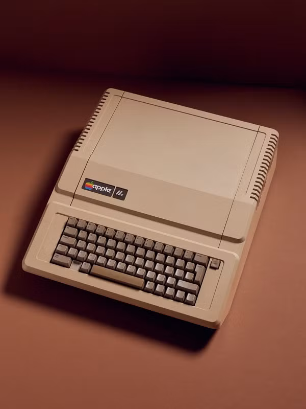 Apple IIe (1983) khác xa so với những thiết bị công nghệ được sử dụng ngày nay