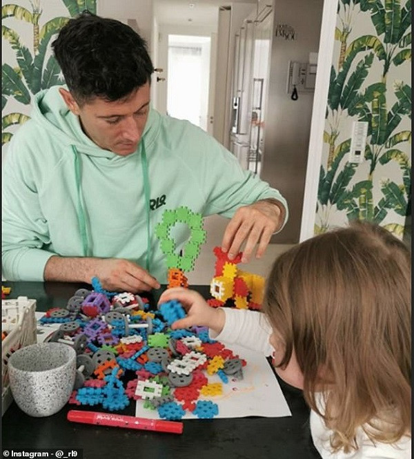 Tiền đạo Robert Lewandowski của Bayern Munich tận dụng kỳ nghỉ để dành thời gian bên các con. Cầu thủ khiến không ít fan ngưỡng mộ bởi khoảnh khắc đang trổ tài xếp hình Lego cùng con gái.