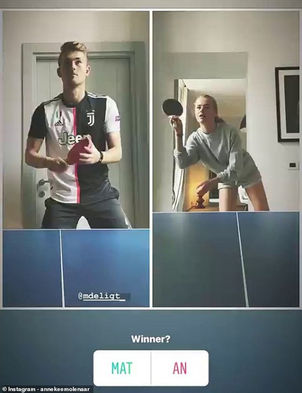Trung vệ người Hà Lan Matthijs De Ligt của Juventus rủ bạn gái Annekee Molenaa đánh bóng bàn ngay trong căn hộ nhỏ của mình. Anh còn cập nhật Instagram story nhờ fan dự đoán người thắng cuộc trong "trận đấu thế kỷ'' này.