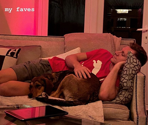 Thủ môn Bernd Leno của Arsenal nghỉ ngơi thoải mái, cùng chú cún cưng nằm sofa theo dõi các bộ phim trên Netflix. Anh chia sẻ đây là sở thích đặc biệt của mình.