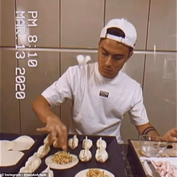 Đồng đội của De Ligt là Paulo Dybala lựa chọn về quê nhà Argentina để tránh dịch Covid-19. Thay vì tập luyện hay chơi thể thao, cầu thủ này lại giết thời gian bằng cách vào bếp tự tay làm một số bánh xếp empanadas truyền thống và tất nhiên không quên khoe thành quả trên mạng xã hội.