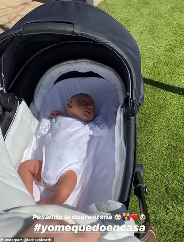 Bị hoãn thi đấu mùa dịch Covid-19, tay vợt Fede Valverde không về Uruguay mà ở lại khu căn hộ gia đình tại Real Madrid, chăm lo cho thiên thần nhỏ của vợ chồng anh và chơi bóng chú chó nhỏ.
