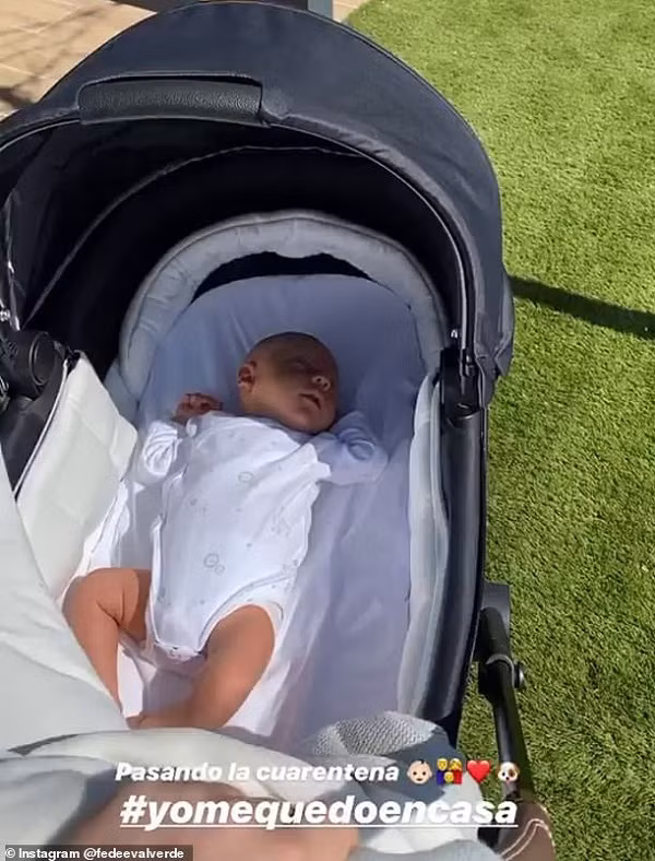 Bị hoãn thi đấu mùa dịch Covid-19, tay vợt Fede Valverde không về Uruguay mà ở lại khu căn hộ gia đình tại Real Madrid, chăm lo cho thiên thần nhỏ của vợ chồng anh và chơi bóng chú chó nhỏ.