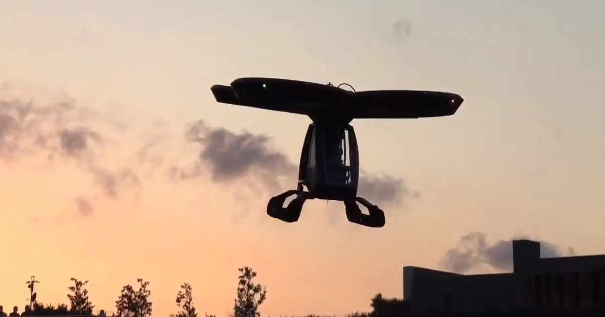 Chiếc xe bay này chỉ có một chỗ ngồi duy nhất và nó cất cánh nhờ vào lực nâng từ 4 cánh quạt khổng lồ xếp thành hình tứ giác và nằm ở phía trên khoang hành khách. Theo những hình ảnh được tiết lộ, rất có thể mẫu xe bay này là xe bay tự hành.