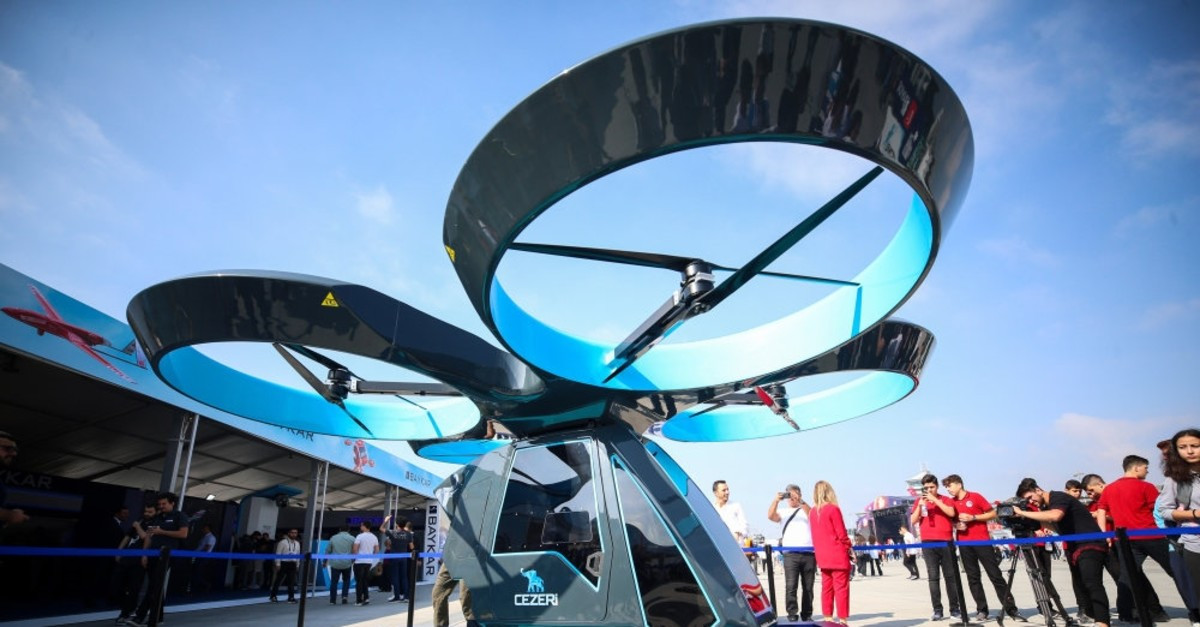 Giống như những mẫu xe bay khác đang được phát triển trên thế giới, chiếc xe bay có tên Cezeri này không thực sự là xe bay mà đúng hơn nó là mẫu máy bay một chỗ ngồi có thể cất/hạ cánh theo chiều thẳng đứng với chỗ ngồi.