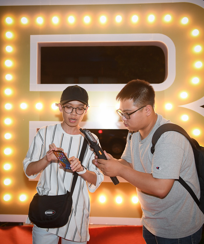 Tính năng được nhiều người quan tâm là chụp đóng băng khoảnh khắc, đây là tính năng mới mà B86 được trình diễn. Bên cạnh sử dụng công nghệ nhiếp ảnh điện toán thì chụp ảnh khoảnh khắc cũng không phải điều gì quá mới lạ. Trên thị trường tính năng chụp khoảnh khắc cũng được trang bị cho một số hãng, trong đó chế độ chụp Burst của iphone cũng tương tự.