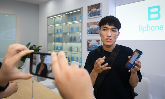 Chiếc Bphone B86 chỉ được trang bị chip Snapdragon 675 cùng với Ram 4Gb. Điều này có thể sẽ làm nhiều người băn khoăn về sức mạnh của Bphone B86 khi trên thị trường những điện thoại tầm trung đã trang bị sức mạnh chíp Snapdragon series 7 kết hợp với RAM 6Gb, 8Gb.