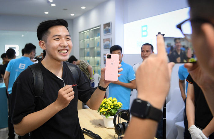 Bphone B86 trang bị chống nước tiêu chuẩn IP68+, đây là điểm nhấn được BKAV khẳng định tốt hơn nhiều so với tiêu chuẩn chống nước IP68 đang hiện hành. CEO Nguyễn Tử Quảng khẳng định IP68+ Bphone B86 sẽ hoạt động tốt tại môi trường khắc nghiệt, chiụ được nhiệt độ -18 độ C, hoạt động bình thường dưới nước 2m.