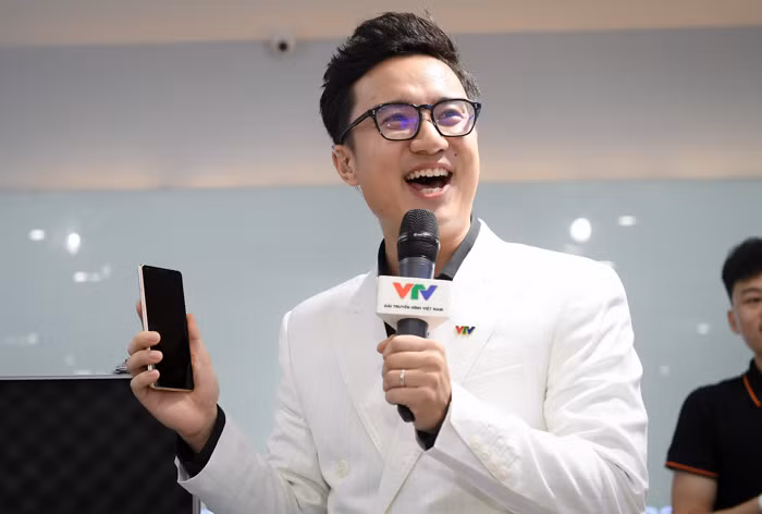 Những phiên bản chính thức của BPhone: BKAV đồng loạt ra mắt series mới với các mã B40, B60, B86, B86s với các mức giá tương ứng là 5.490.000, 6.990.000, 8.990.000 và 9.990.000. Bphone sẽ được mở bán bắt đầu từ 17/5/2020 trên hệ thống Bphone Store.