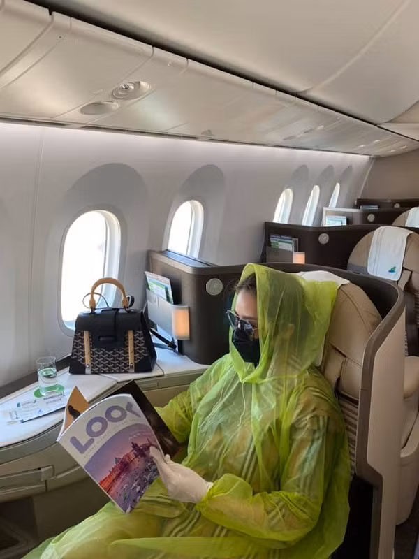 Người đẹp thẳng thắn chia sẻ trên trang cá nhân: “Ai nói điên mình xin nghe. Nhưng cứ điên mà bảo vệ sức khỏe cho cộng đồng và người thân mình xin nhận”. Ngoài ra, cô còn kêu gọi người hâm mộ ủng hộ "phong cách thời trang'' này nhằm phòng, chống dịch viêm phổi Vũ Hán nguy hiểm.