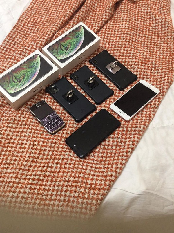 Ngoài ra, người đẹp sở hữu nhiều sản phẩm đời cũ khác của Apple như iPhone XS Max, iPhone X, 2 chiếc iPhone dòng Plus cùng một phiên bản điện thoại Nokia bàn phím qwety màu đen.