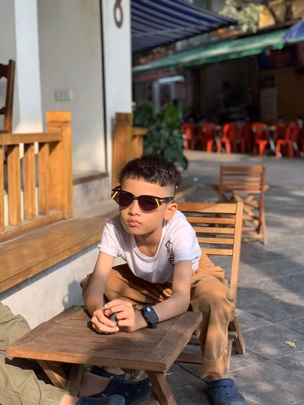 Người mẫu xinh đẹp cũng sắm cho con trai cưng đồng hồ thông minh Apple Watch hiện đại - sản phẩm công nghệ của Táo khuyết với nhiều chức năng hỗ trợ giải trí, nghe nhạc cũng như theo dõi sức khỏe. Quế Vân: “Đập đi xây lại” phải mất cả tỷ! | VTC3. Nguồn: Youtube