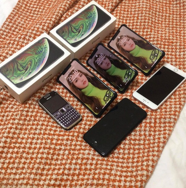 Cô từng chia sẻ hình ảnh chụp lại bộ sưu tập điện thoại "khủng'' của mình khiến không ít người hâm mộ ngạc nhiên.