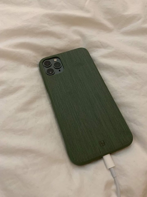 Quế Vân hiện đang sử dụng iPhone 11 Pro Max màu đen - chiếc điện thoại được nhiều sao Việt sở hữu.