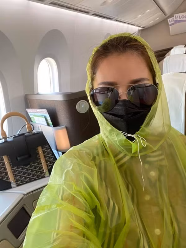 Mới đây, người mẫu - ca sĩ Quế Vân gây sốc khi mặc áo mưa, trùm kín mít khi lên máy bay giữa lúc diễn biến dịch Covid-19 ngày càng trở nên phức tạp. Cô cũng đeo khẩu trang, kính mắt, găng tay y tế, các gói hành lý cũng được bao bọc kỹ lưỡng bằng nilon trước khi được chuyển lên máy bay.