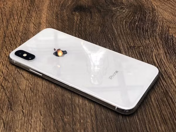 Thói quen úp màn hình iPhone xuống khi không sử dụng sẽ giúp tiết kiệm thời lượng pin đáng kể. Bởi khi ấy màn hình máy sẽ không bật sáng ngay cả khi có thông báo mới nhờ tính năng thông minh được cài đặt sẵn.