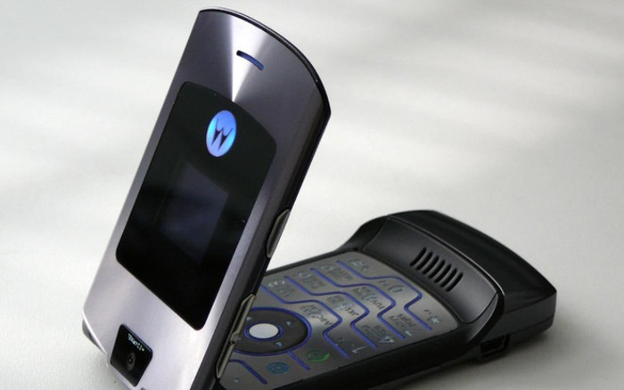 Motorola RAZR là một trong những cái tên được giới yêu thích điện thoại ghi nhớ nhiều nhất. Mẫu đầu tiên trong dòng RAZR là V3, được ra mắt vào đầu năm 2004 đã tạo ra một cú “hit” lớn cho ngành điện thoại di động thời bấy giờ bởi dáng vẻ thời trang, bàn phím kim loại với đèn nền ấn tượng cùng độ mỏng không thể ngờ tới cho một chiếc máy nắp gập.