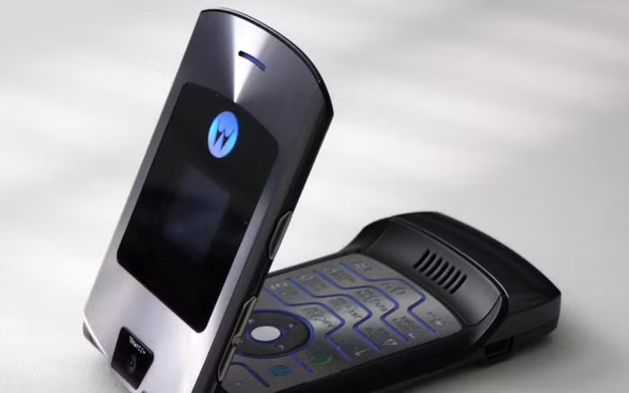 Motorola RAZR là một trong những cái tên được giới yêu thích điện thoại ghi nhớ nhiều nhất. Mẫu đầu tiên trong dòng RAZR là V3, được ra mắt vào đầu năm 2004 đã tạo ra một cú “hit” lớn cho ngành điện thoại di động thời bấy giờ bởi dáng vẻ thời trang, bàn phím kim loại với đèn nền ấn tượng cùng độ mỏng không thể ngờ tới cho một chiếc máy nắp gập.