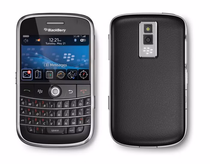 BlackBerry Bold 9000 từng là chiếc điện thoại cao cấp hơn bất kỳ sản phẩm thuộc dòng Curve hay Pearl nào từng được giới thiệu, BlackBerry Bold 900 được trang một bàn phím full QWERTY lớn (là một trong những bàn phím tốt nhất lúc bấy giờ), cùng với một màn hình 2.5 inch (không cảm ứng) có độ phân giải 480 x 320 pixel.