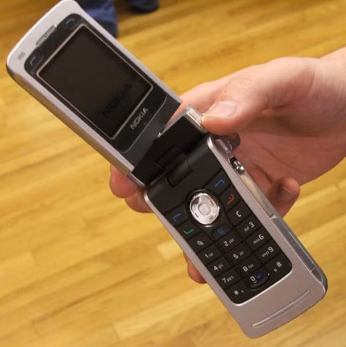 Nokia N90 (2005) là sản phẩm đáng giá và không thể quên của gã khổng lồ Phần Lan. Thiết bị có thiết kế camera đặc biệt, khả năng xoay lật màn hình 270 độ khiến model này trông giống với máy quay phim cầm tay hơn là điện thoại. Đây cũng là một trong những smartphone đầu tiên dòng N, chuyên giải trí đa phương tiện của hãng.