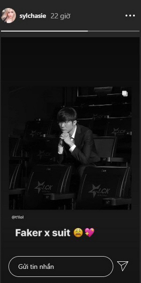 Mới đây, cô nàng tiếp tục phải ôm tim khi bộ ảnh Faker mặc suit chụp ảnh xuất hiện và chẳng ngại ngần công khai tình cảm cuồng nhiệt đối với Faker trên MXH.