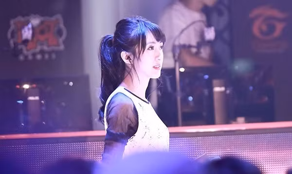 ''Tôi đã rất run khi phỏng vấn cậu ấy. Trước đây tôi chưa từng nói lắp khi phỏng vấn nhưng lúc đứng cạnh Faker tôi không thể nói chuyện bình tĩnh nổi'', Yuniko chia sẻ.