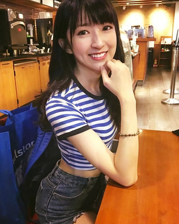 Sở dĩ nữ MC nổi tiếng ''lắp bắp'' và mất bình tĩnh khi phỏng vấn Faker là vì anh chàng cứ...nhìn chằm chằm Yuniko thay vì nhìn vào camera hay khán giả. Nhiều fan cho rằng nếu như họ ủng hộ nhiệt tình cặp đôi này, tiếc rằng Faker vẫn kiên quyết nói không.